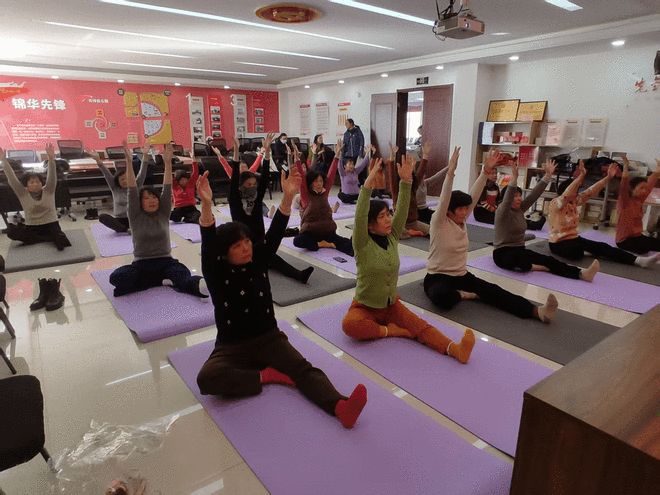 苏锦街道“乐龄学堂”开课啦!瑜伽舒压+艾锤养生助力企退老人快乐“续航”(图1)