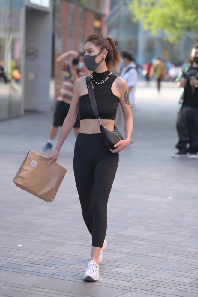 黑色紧身背心搭配瑜伽裤展现完美身材线条又美又撩人(图1)