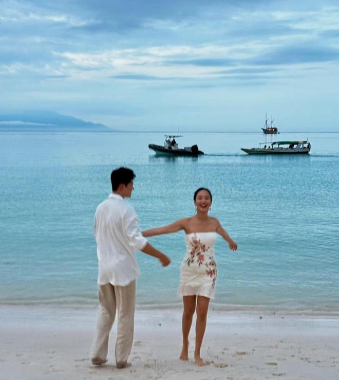 杨采钰富二代老公秀恩爱晒甜蜜照带她在阿联酋过生日互动好甜(图3)