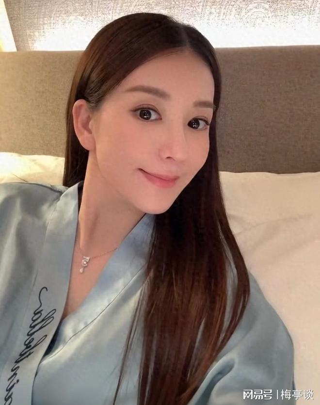 方媛上海购物被偶遇!生图个子矮小身形肥硕溜肩驼背无名媛气质(图1)