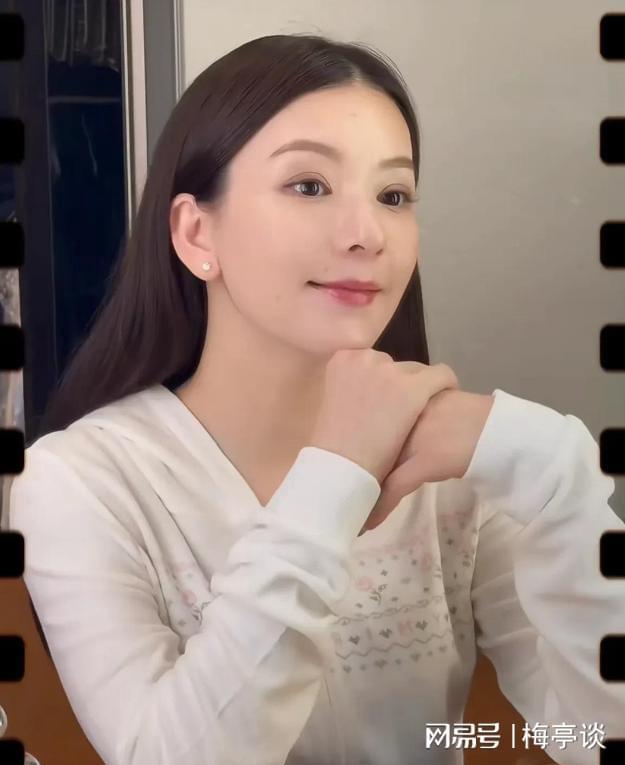 方媛上海购物被偶遇!生图个子矮小身形肥硕溜肩驼背无名媛气质(图17)