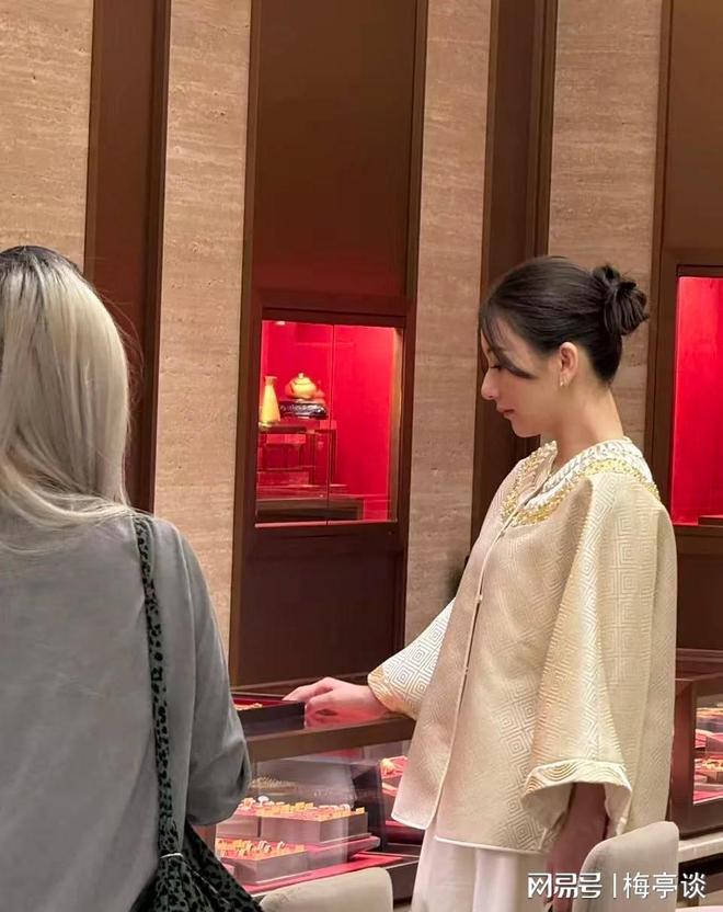 方媛上海购物被偶遇!生图个子矮小身形肥硕溜肩驼背无名媛气质(图11)