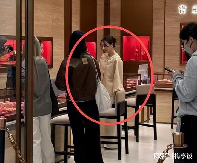 方媛上海购物被偶遇!生图个子矮小身形肥硕溜肩驼背无名媛气质(图10)