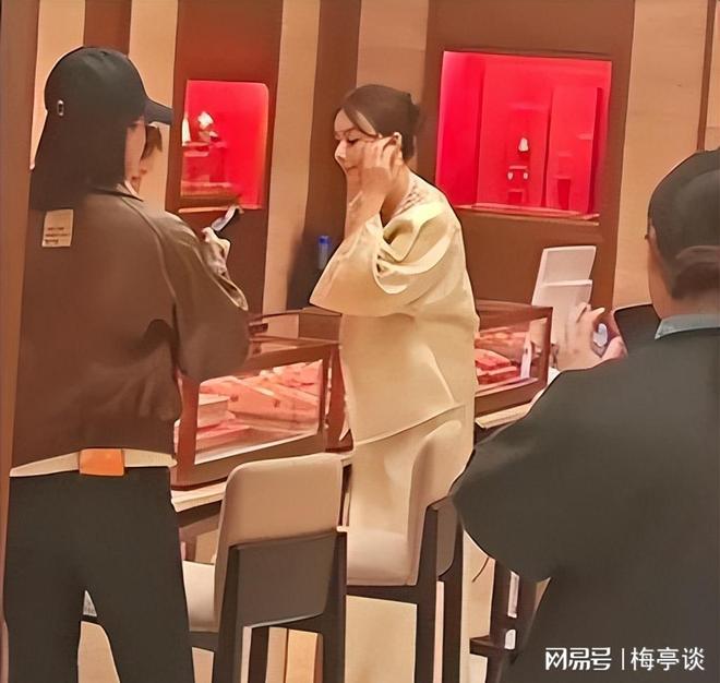 方媛上海购物被偶遇!生图个子矮小身形肥硕溜肩驼背无名媛气质(图13)