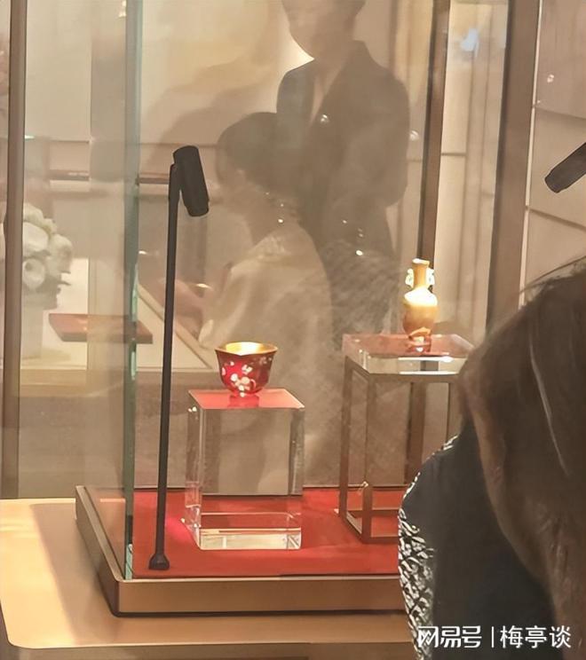 方媛上海购物被偶遇!生图个子矮小身形肥硕溜肩驼背无名媛气质(图15)