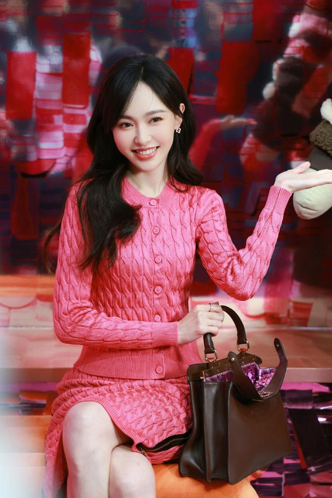 41岁甜飒封神把粉色穿成专属风格符号(图2)