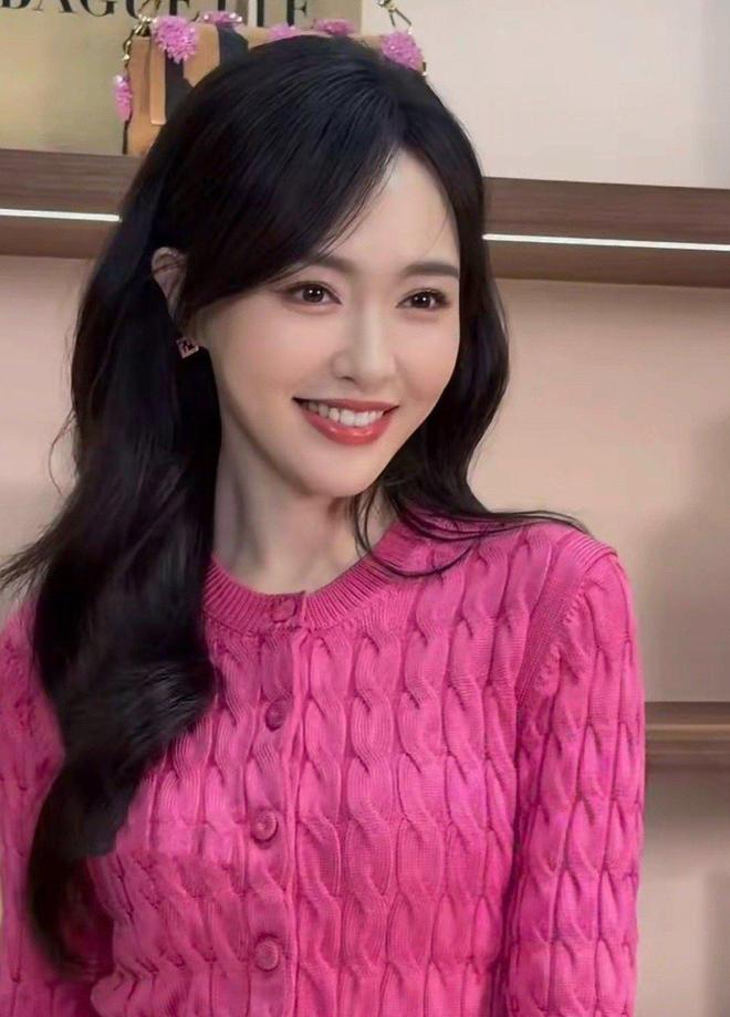 41岁甜飒封神把粉色穿成专属风格符号(图3)