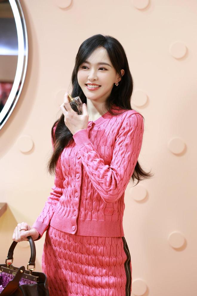 41岁甜飒封神把粉色穿成专属风格符号(图1)