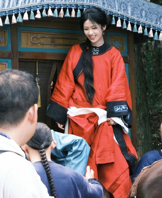 《大生意人》朱亚文陈晓抢着要的向涵之日常仙女体态让穿搭更美(图1)