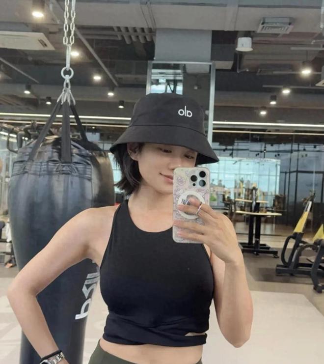 主持人伊一寒冬依旧做瑜伽36岁练成宽肩窄腰小腹平坦臀部丰满(图1)