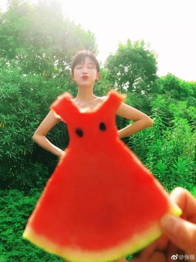 被骂最丑校花撞脸吴佩慈被男友劈腿的她如今变身蔬菜美少女！(图2)