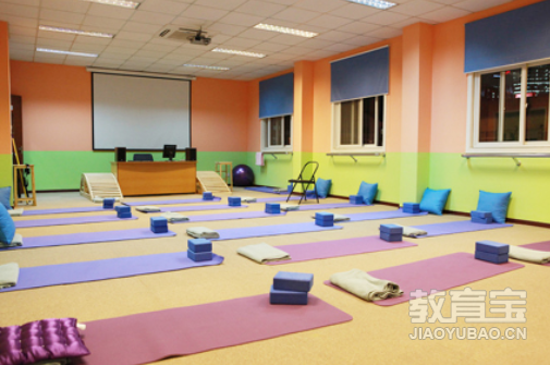 初级瑜伽入门动作瑜伽是非常流行的运动(图1)