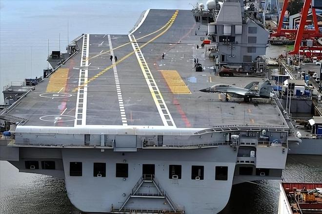 神操作！印度数百官兵在航母甲板做瑜伽：练得再好也难补军工短板(图7)