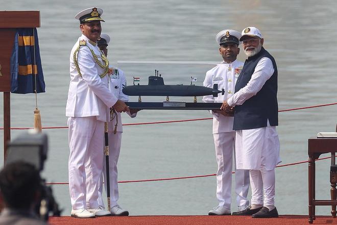 神操作！印度数百官兵在航母甲板做瑜伽：练得再好也难补军工短板(图13)