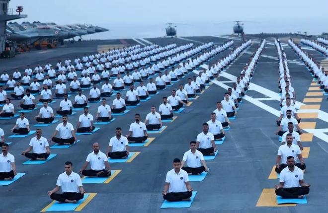 神操作！印度数百官兵在航母甲板做瑜伽：练得再好也难补军工短板(图12)