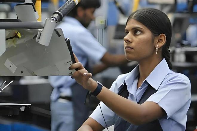 神操作！印度数百官兵在航母甲板做瑜伽：练得再好也难补军工短板(图20)