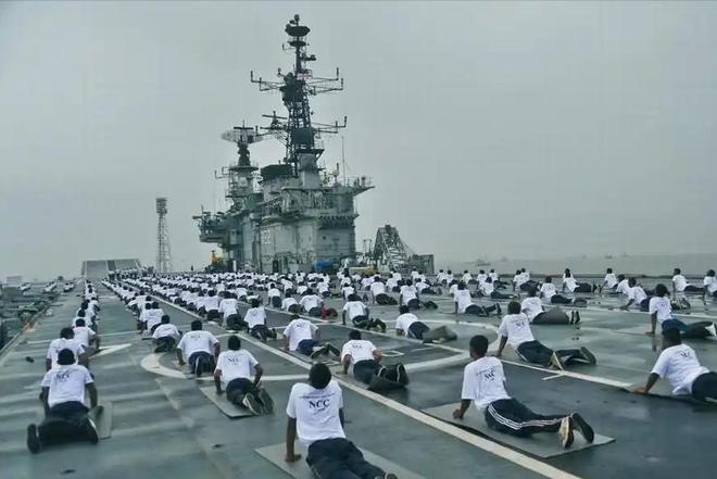 神操作！印度数百官兵在航母甲板做瑜伽：练得再好也难补军工短板(图25)