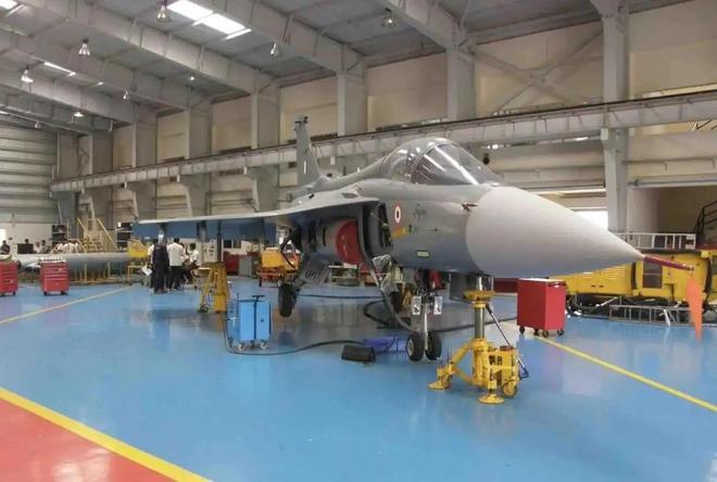 神操作！印度数百官兵在航母甲板做瑜伽：练得再好也难补军工短板(图24)