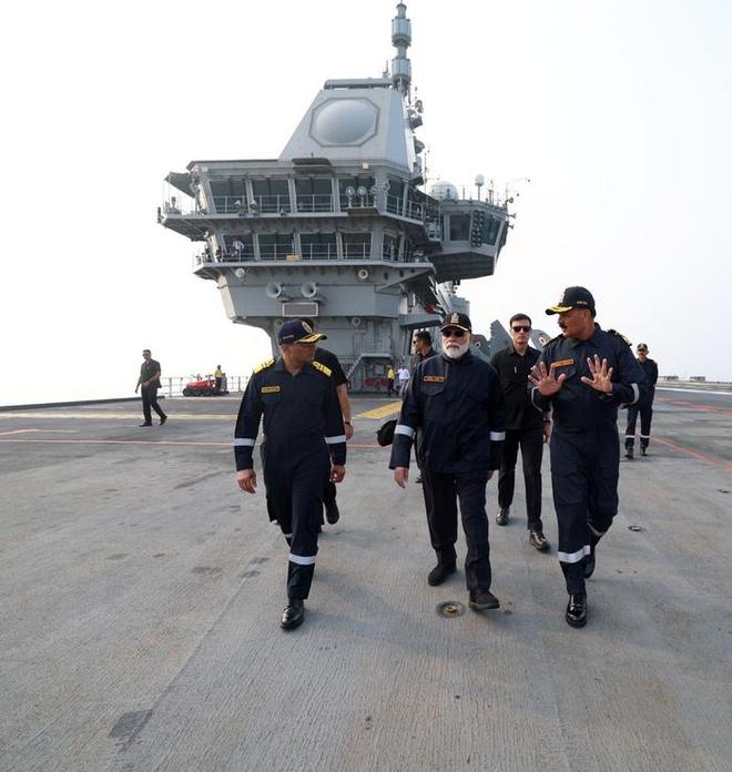 神操作！印度数百官兵在航母甲板做瑜伽：练得再好也难补军工短板(图26)