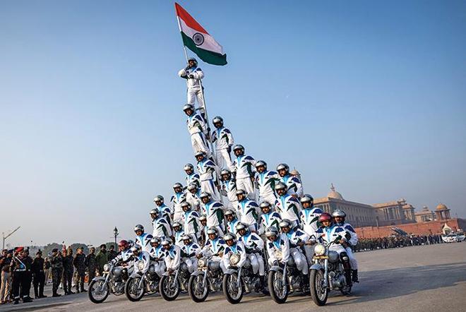 神操作！印度数百官兵在航母甲板做瑜伽：练得再好也难补军工短板(图21)