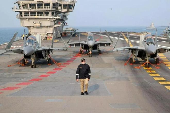 神操作!印度数百官兵在航母甲板做瑜伽:练得再好也难补军工短板(图3)