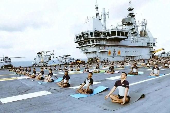 神操作!印度数百官兵在航母甲板做瑜伽:练得再好也难补军工短板(图1)
