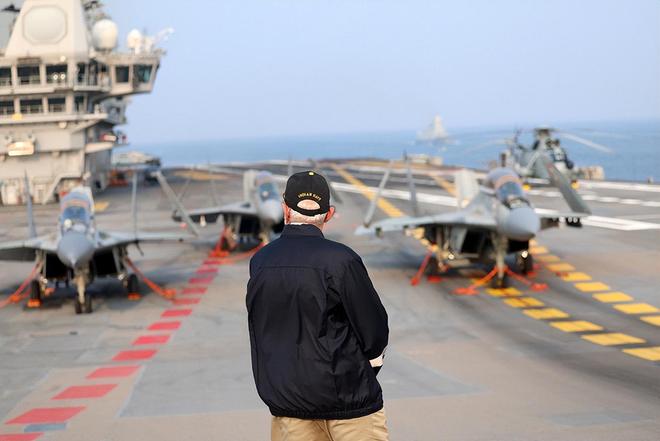 神操作!印度数百官兵在航母甲板做瑜伽:练得再好也难补军工短板(图10)