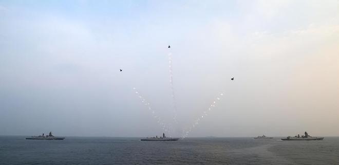 神操作!印度数百官兵在航母甲板做瑜伽:练得再好也难补军工短板(图9)