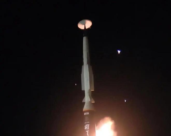 神操作!印度数百官兵在航母甲板做瑜伽:练得再好也难补军工短板(图14)