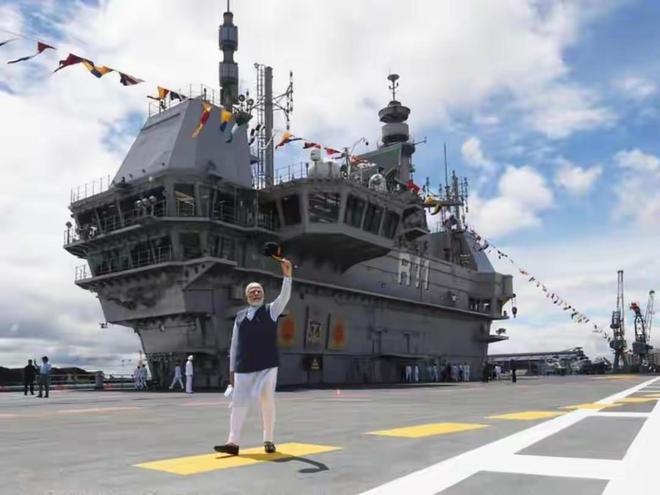 神操作!印度数百官兵在航母甲板做瑜伽:练得再好也难补军工短板(图19)