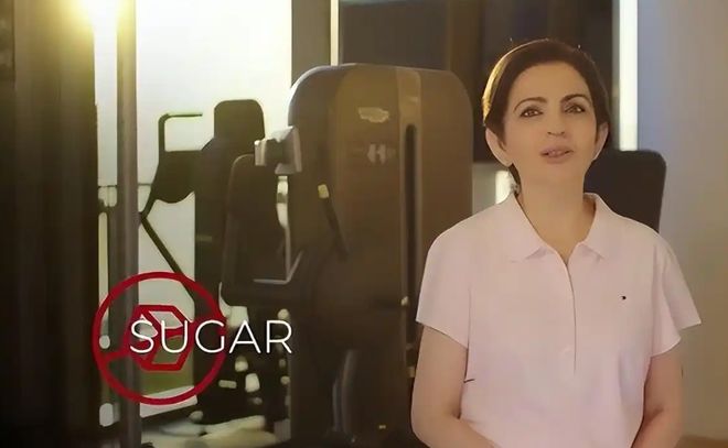 印度富婆妮塔:在27层高楼做瑜伽被首富独宠40年比女儿儿媳都美(图1)