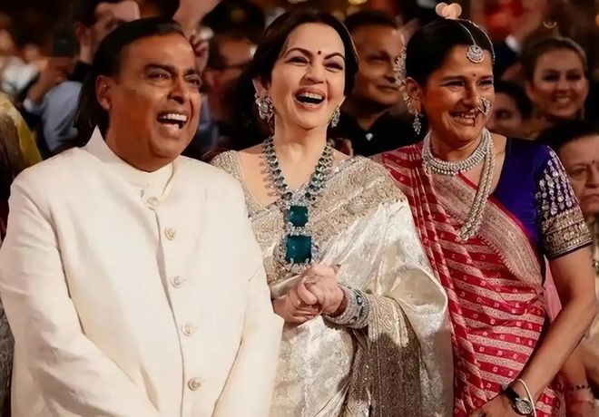 印度富婆妮塔:在27层高楼做瑜伽被首富独宠40年比女儿儿媳都美(图4)