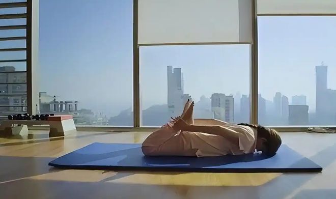 印度富婆妮塔:在27层高楼做瑜伽被首富独宠40年比女儿儿媳都美(图3)