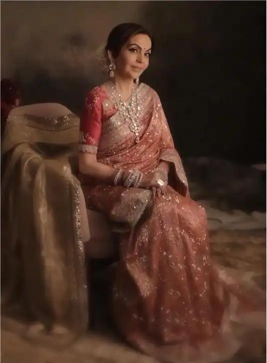 印度富婆妮塔:在27层高楼做瑜伽被首富独宠40年比女儿儿媳都美(图5)