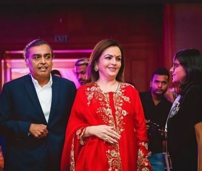 印度富婆妮塔:在27层高楼做瑜伽被首富独宠40年比女儿儿媳都美(图14)