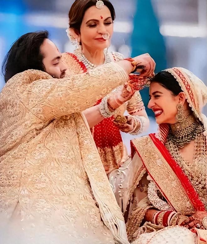 印度富婆妮塔:在27层高楼做瑜伽被首富独宠40年比女儿儿媳都美(图16)