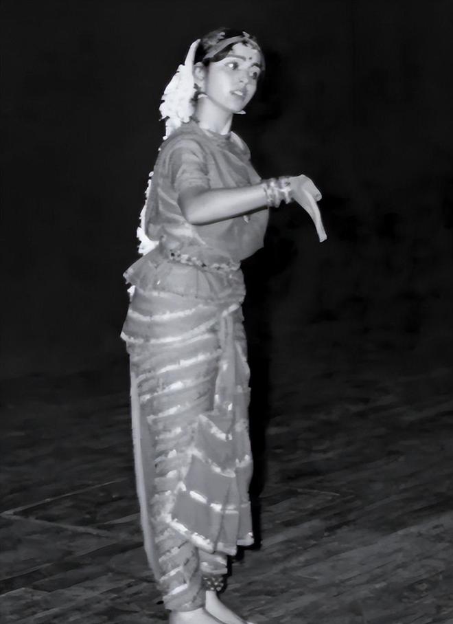 印度富婆妮塔:在27层高楼做瑜伽被首富独宠40年比女儿儿媳都美(图10)