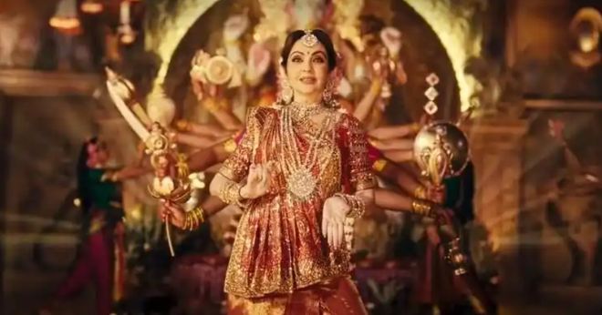 印度富婆妮塔:在27层高楼做瑜伽被首富独宠40年比女儿儿媳都美(图7)