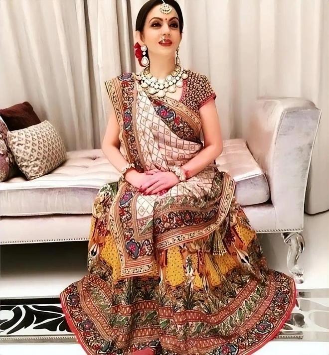 印度富婆妮塔:在27层高楼做瑜伽被首富独宠40年比女儿儿媳都美(图9)