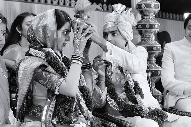 印度富婆妮塔:在27层高楼做瑜伽被首富独宠40年比女儿儿媳都美(图12)