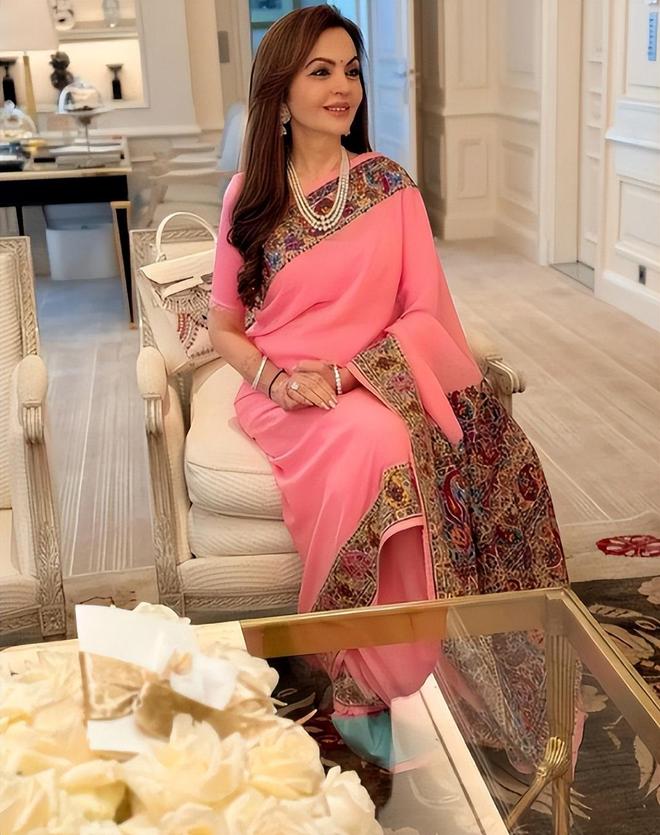 印度富婆妮塔:在27层高楼做瑜伽被首富独宠40年比女儿儿媳都美(图22)