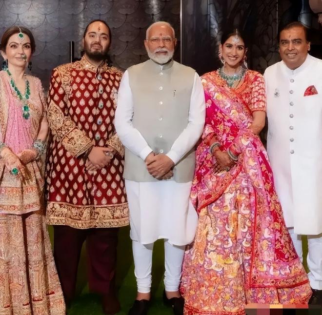 印度富婆妮塔:在27层高楼做瑜伽被首富独宠40年比女儿儿媳都美(图17)