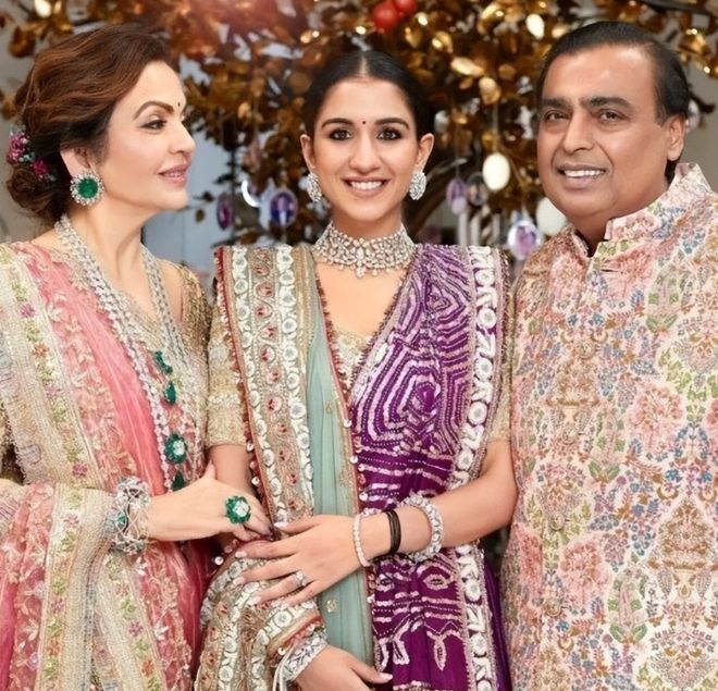 印度富婆妮塔:在27层高楼做瑜伽被首富独宠40年比女儿儿媳都美(图19)