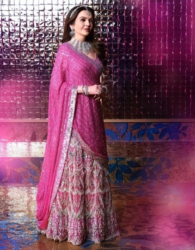 印度富婆妮塔:在27层高楼做瑜伽被首富独宠40年比女儿儿媳都美(图18)