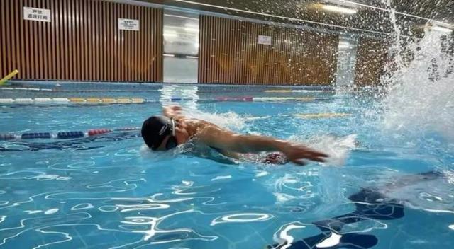游泳塑形新视角:柔韧提升灵动水中游(图3)