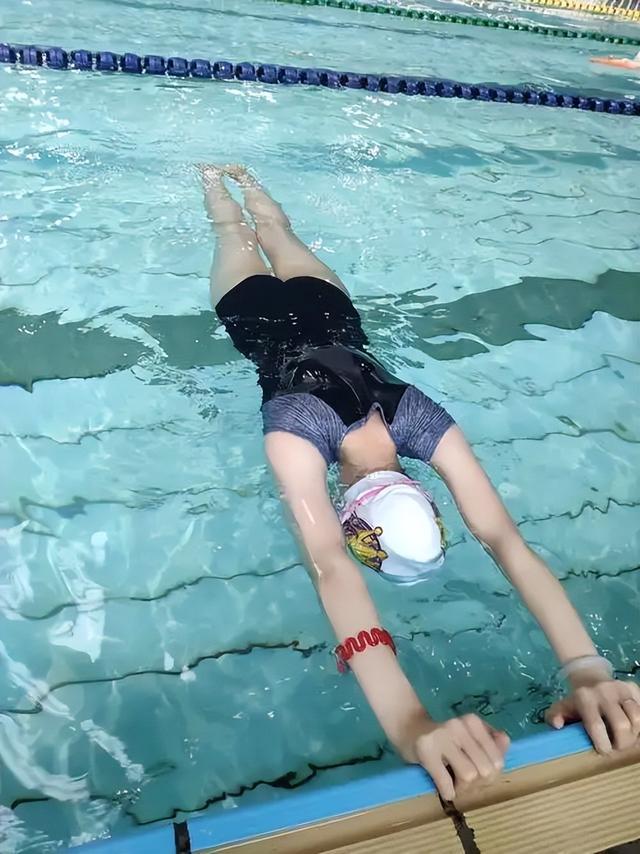 游泳塑形新视角:柔韧提升灵动水中游(图2)