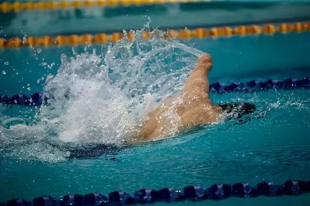 游泳塑形新视角:柔韧提升灵动水中游(图1)