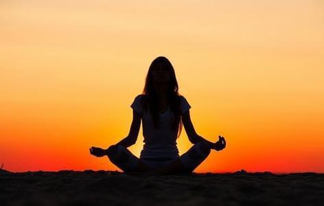 办公室锻炼肩颈的瑜伽动作有哪些？(图1)