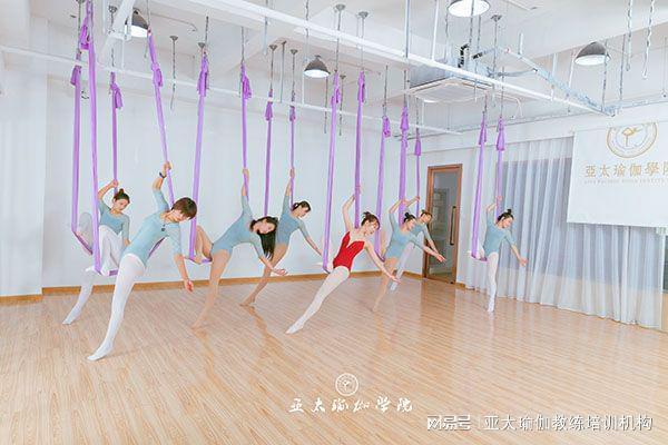 练瑜伽：传统拜日12式(图3)