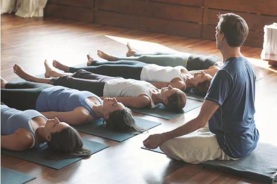 瑜伽“休息术”45分钟胜过睡眠3小时推荐4个体式睡前做(图1)